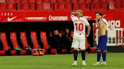 نجم نابولي يدافع عن نفسه بعد لقطة ميسي