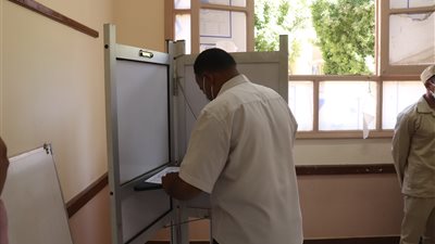 لجان الانتخابات بقنا تفتح أبوابها أمام المواطنين (صور)