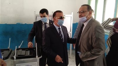 محافظ الإسكندرية يدلي بصوته الانتخابي في انتخابات مجلس الشيوخ 
