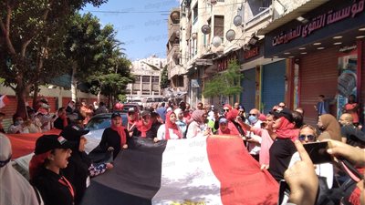 على نشيد الصاعقة.. تظاهرة في حب الوطن بالإسكندرية لدعم انتخابات الشيوخ 