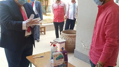 رئيس جامعة حلوان يدلي بصوته في انتخابات مجلس الشيوخ 