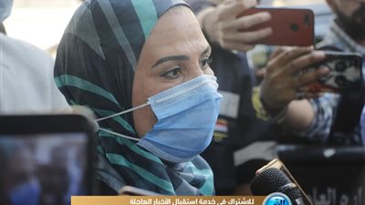 بالكمامة.. وزيرة التضامن تدلي بصوتها في انتخابات 