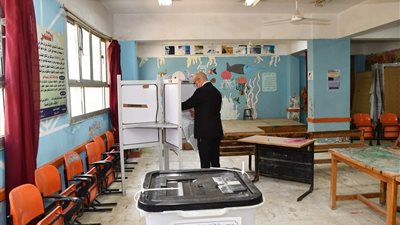 وزير الإسكان يُدلي بصوته في انتخابات مجلس الشيوخ 