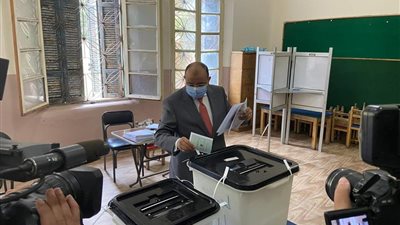 وزير التنمية المحلية يدلي بصوته في انتخابات مجلس الشيوخ بمصر الجديدة