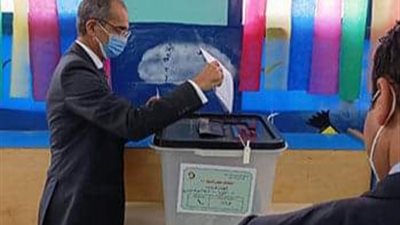 وزير الاتصالات يدلي بصوته في انتخابات مجلس الشيوخ 2020 