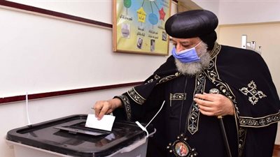 البابا تواضروس يدلي بصوته في انتخابات مجلس الشيوخ