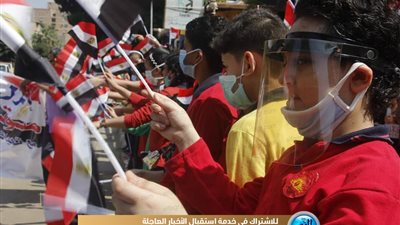 طلاب مدرسة بالدقي يشجعون المواطنين للمشاركة في انتخابات الشيوخ (صور)