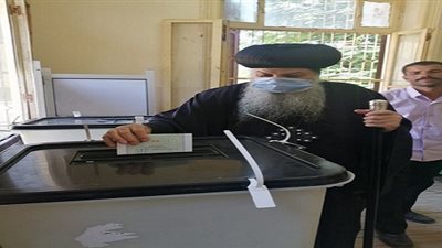 مرتديًا الكمامة.. أسقف مغاغة والعدوة يدلي بصوته في انتخابات مجلس الشيوخ