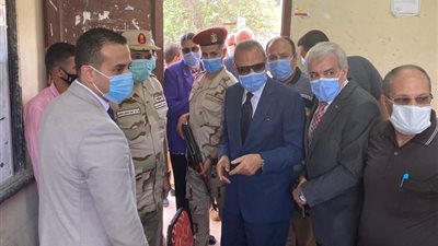 محافظ القليوبية يتفقد مقار لجان الانتخابات بالمحافظة (صور)