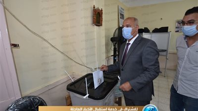 أحد دعائم الديمقراطية.. وزير النقل يدلي بصوته في انتخابات مجلس الشيوخ 2020