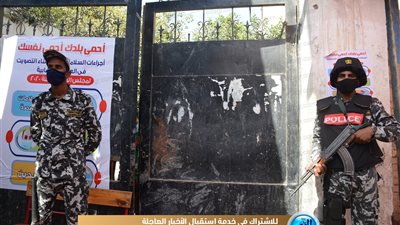 غلق لجان مدرسة العقاد بالمطرية أمام الناخبين للاستراحة (صور)