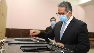 وزير السياحة والآثار يدلي بصوته في انتخابات مجلس الشيوخ