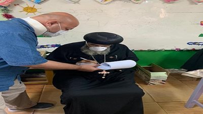 مطران بورسعيد يدلى بصوته فى انتخابات مجلس الشيوخ (صور)