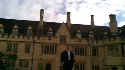 مصري بفريق أكسفورد يكشف سعر لقاح كورونا المنتظر 