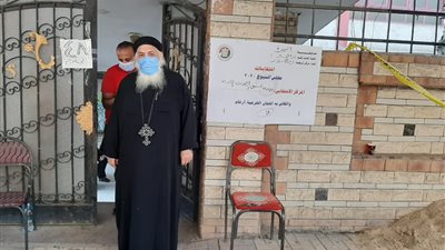 نائب مطران البحيرة يدلي بصوته في انتخابات مجلس الشيوخ