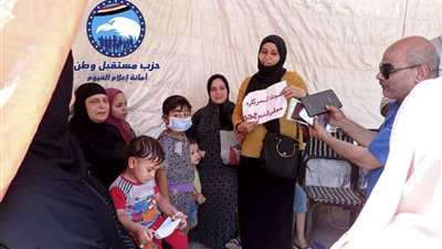 الأطفال بكمامات والأمهات باللافتات.. سيدات الفيوم يدلون بأصواتهن في الشيوخ