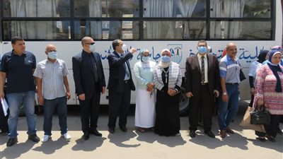 رئيس جامعة الإسكندرية يدلي بصوته في انتخابات مجلس الشيوخ (صور)