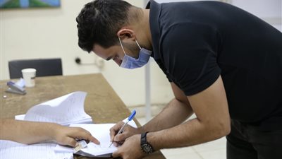 مواطن يصر على الإدلاء بصوته في اللحظات الأخيرة لانتخابات الشيوخ بالدقي (صور)