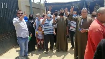 رافعين علامة النصر.. إقبال كثيف من المواطنين للمشاركة في انتخابات الشيوخ بأكتوبر 