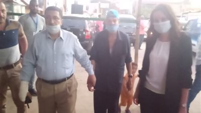 محافظ الجيزة يلبي رغبة مسن للتصويت في انتخابات الشيوخ ببولاق