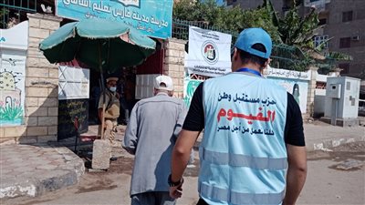 مسن يفتتح باب التصويت في ثاني أيام انتخابات الشيوخ بالفيوم (صور)