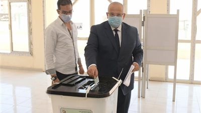 رئيس جامعة القاهرة يُدلي بصوته: المشاركة ركن المواطنة الأصيلة