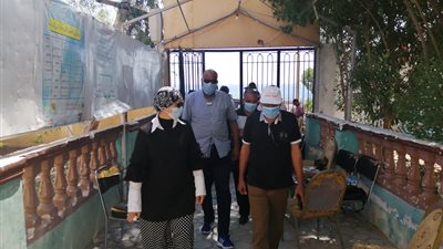 رئيس مدينة سفاجا تتفقد لجان الاقتراع لانتخابات مجلس الشيوخ لليوم الثاني