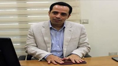 أستاذ قانون: 