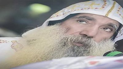 أسقف نجع حمادي يدلى بصوته في انتخابات مجلس 