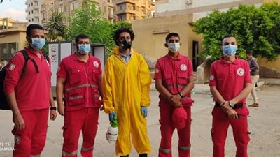 الهلال الأحمر يتفقد لجان شبرا مصر للتعقيم وتقديم المساعدات (صور)