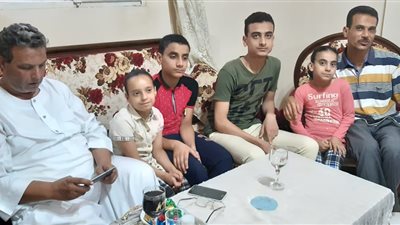 والد أول الثانوية الأزهرية بالبحيرة: سخر حياته للمذاكرة وربنا عوض صبره خير (صور)