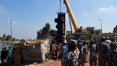 انتشال سيارتين سقطا من 