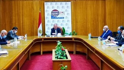  وزير قطاع الأعمال يناقش آليات تداول القطن.. والبيع بنظام المزايدة 