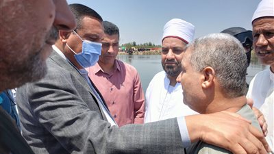 محافظ البحيرة يقدم واجب العزاء لأسر ضحايا غرق 