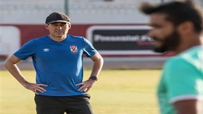 فايلر يعاين أرضية ملعب الأهلي الجديدة