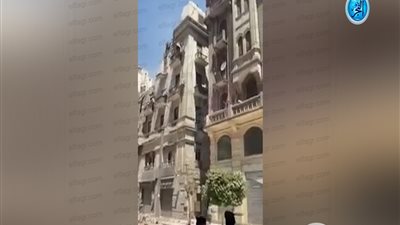 شاهد.. انهيار جزئي لعقار بمنطقة قصر النيل (فيديو)