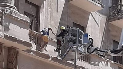 عاجل.. إصابة شخصين وإنقاذ 10 آخرين من داخل العقار المنهار بقصر النيل 