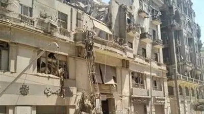 استمرار رفع أنقاض عقار قصر النيل المنهار للبحث عن المفقودين (فيديو وصور)