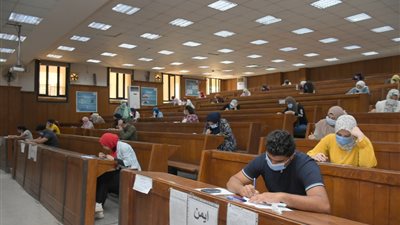 اختتام الأسبوع السادس لامتحانات طلاب الفرق النهائية بجامعة القاهرة (صور)
