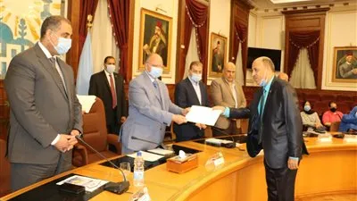 محافظ القاهرة يكرم القائمين على مبادرة 