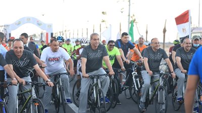 مدبولي يعطي إشارة البدء لانطلاق الفعالية الرياضية الأولى بالعلمين الجديدة