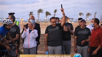 رئيس الوزراء يسجل هدفا أثناء مشاركته في مباراة كرة قدم بالعلمين