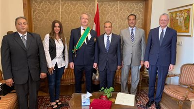 الخارجية تقلد السفير المجري بالقاهرة وسام الجمهورية من الطبقة الأولى