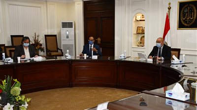    وزير الإسكان يتابع تنفيذ برنامج خدمات الصرف الصحي في الريف 