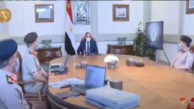 مستشار عسكري يكشف دلالة اجتماع السيسي مع قيادات الجيش (فيديو)