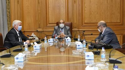وزير الإنتاج الحربي يطلع على إمكانيات 6 شركات والأكاديمية المصرية للهندسة والتكنولوجيا المتقدمة