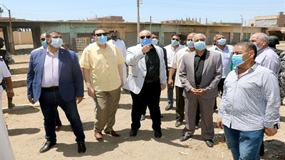 محافظ بني سويف يبحث إعادة توزيع أماكن مواقف السيارات والأسواق (صور)