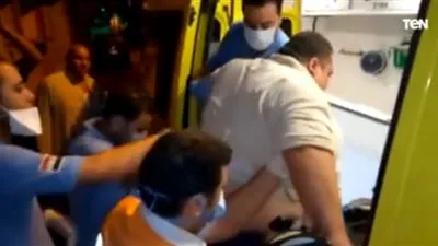 بعد قرار السيسي بعلاجه.. لحظة نقل مواطن يعاني من سمنة مفرطة (فيديو)