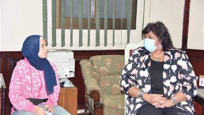 وزيرة الثقافة تتبنى الطالبة هبة بائعة التين.. وتقرر تبنيها ودعمها بمنحة مجانية