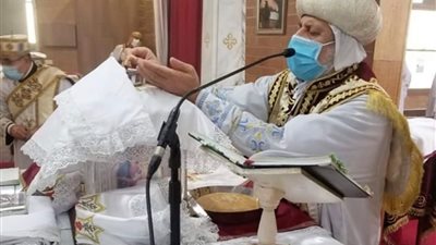 مرتديًا الكمامة.. أسقف سيدني يرأس القداس الإلهى بكنيسة الأنبا بيشوي في أستراليا (صور) 